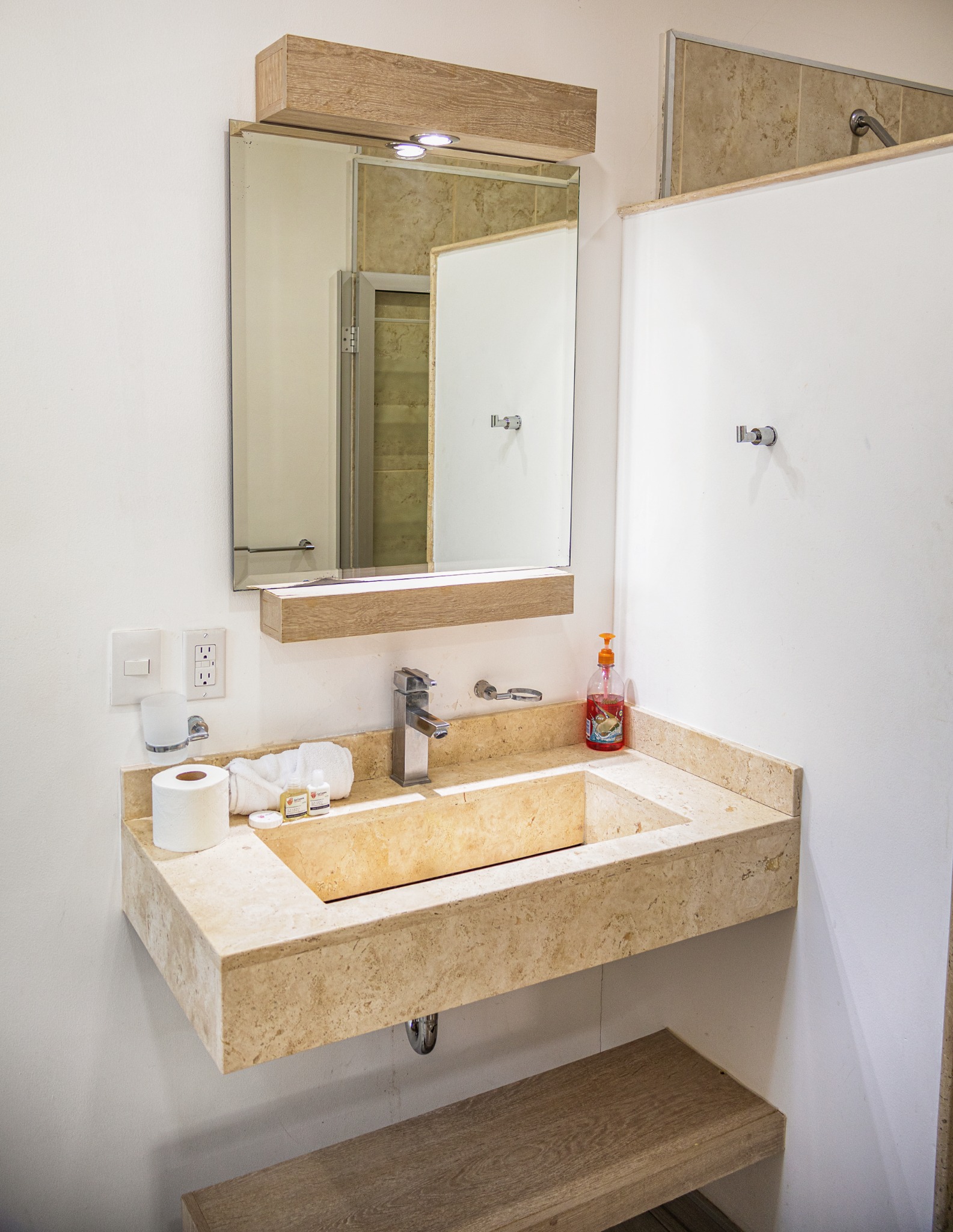 Detalle de baño con acabado claro