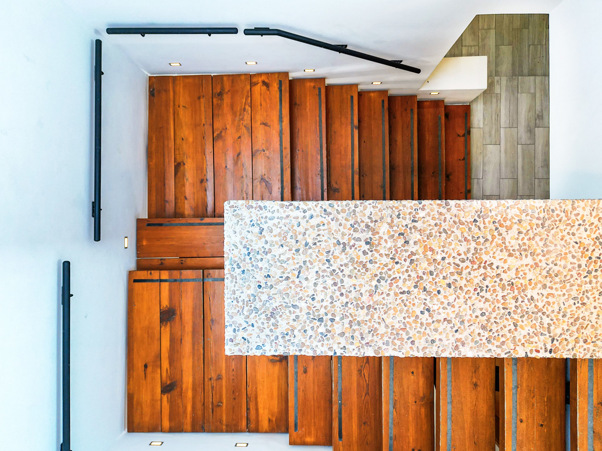 Detalle arquitectónico de madera y escaleras