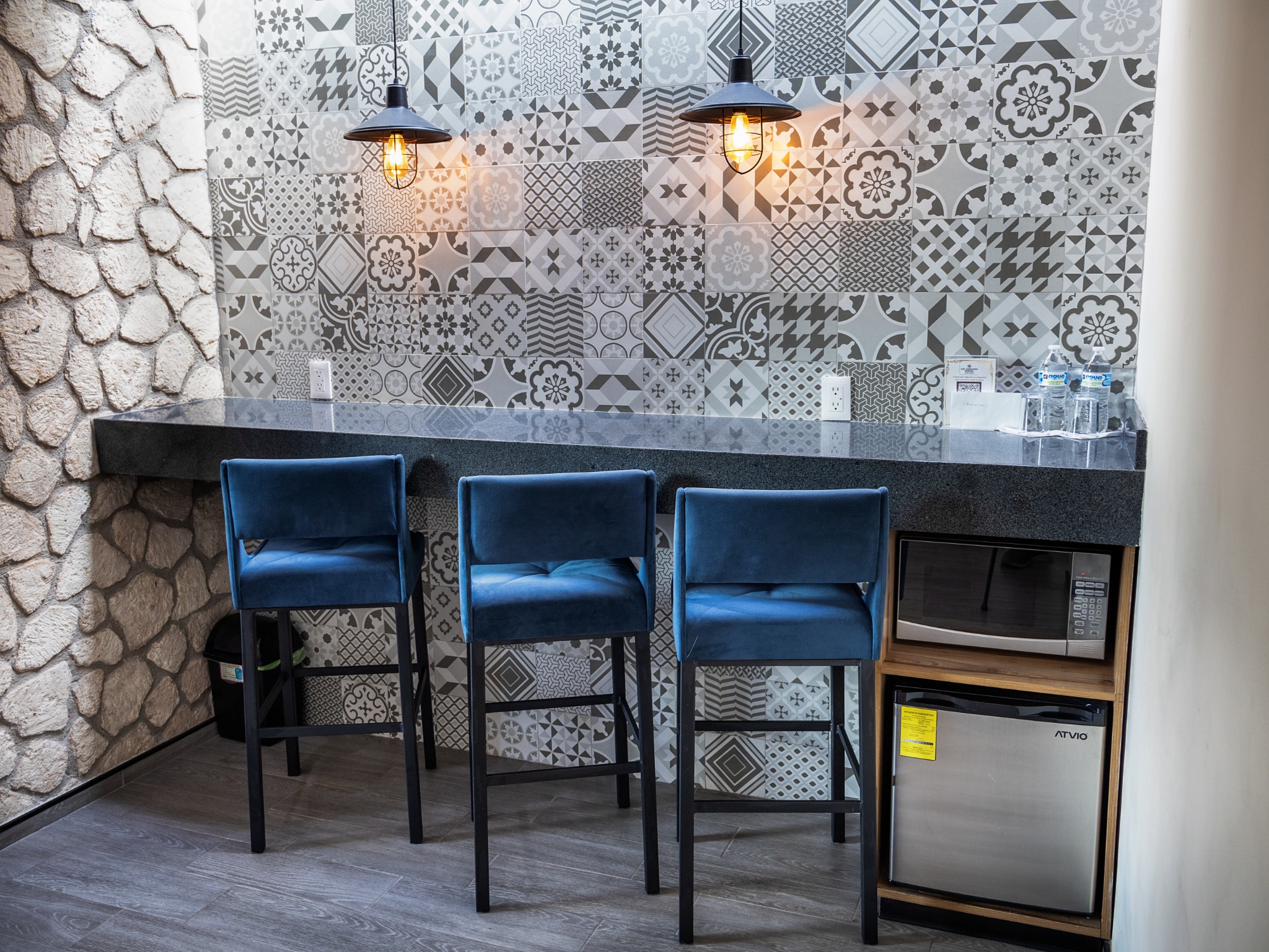Detalle de barra y frigobar en suite