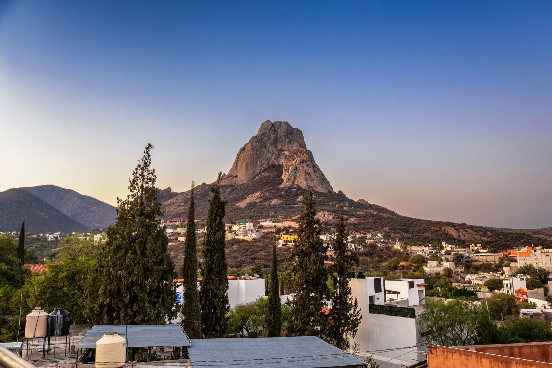 Peña de Bernal al atardecer