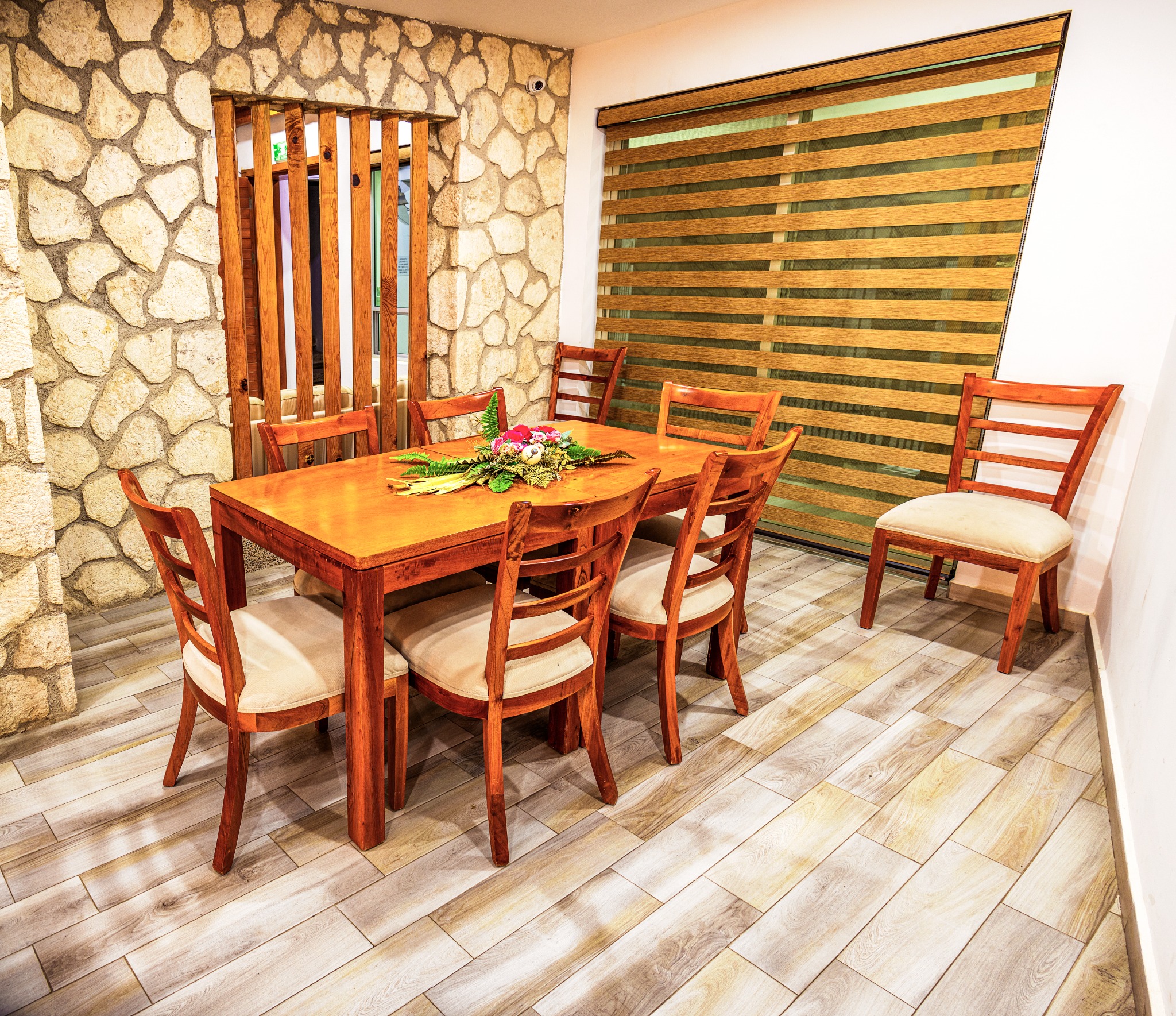 Área común de comedor y convivencia