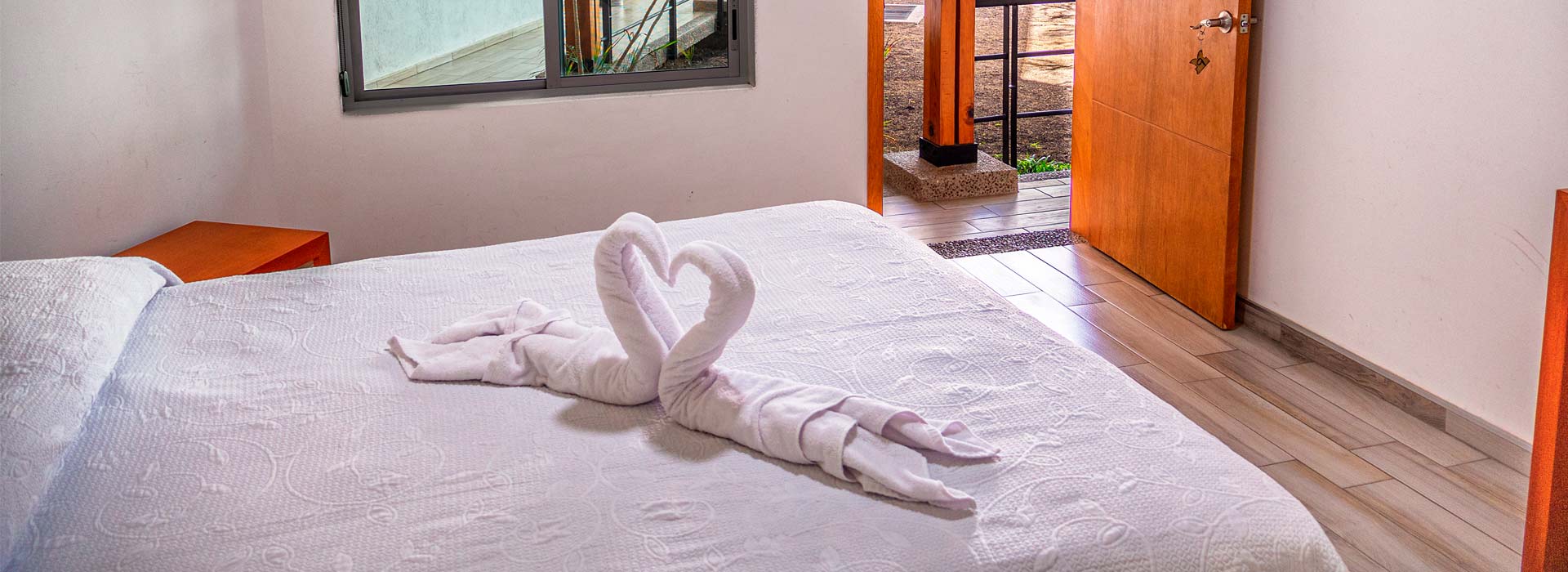 Habitación con cama grande